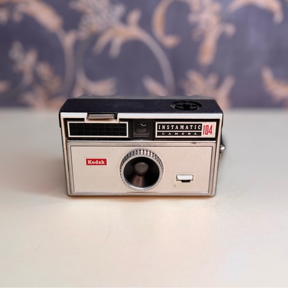Vintage Estate 1960's Kodak Instamatic 104 Camera with Wrist Strap UNTESTED - Picture 2 of 13
